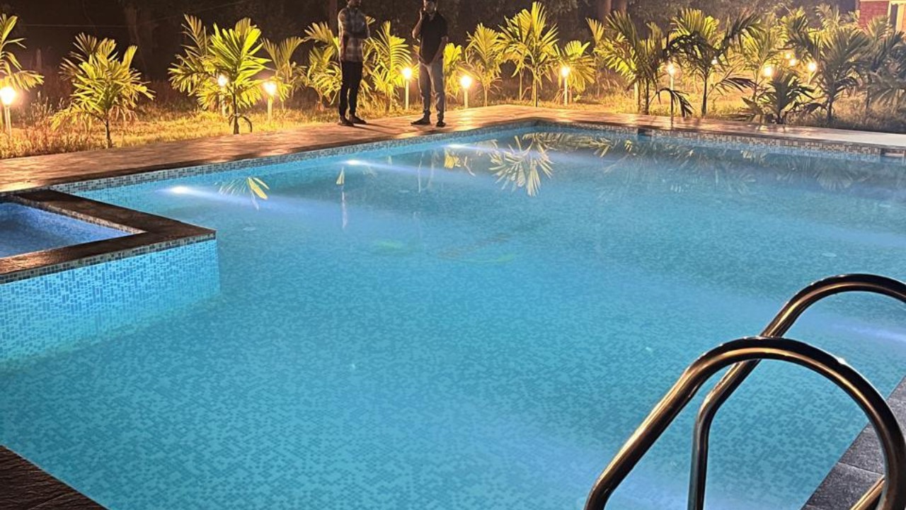 swimming pool-mangomist